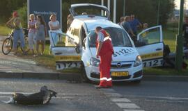 Per raudoną važiavusi moteris sukėlė avariją