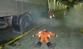 Kariškiai gesino gaisrą civiliniame laive