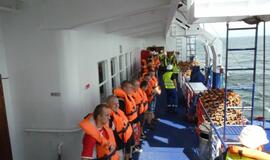 Kariškiai gesino gaisrą civiliniame laive