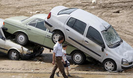 Į Lietuvą plūsta skendę, degę ir netaisomai sudaužyti automobiliai