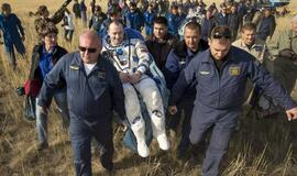 Į Žemę grįžo "Sojuz" kapsulė su trimis astronautais