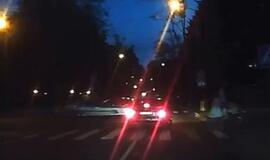 Pagauk "gaidelį" kelyje: šuolis per bortelį