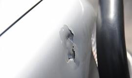 Sprogmuo apgadino pro šalį važiavusį automobilį