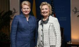 Prezidentė įteikė valstybės apdovanojimus Hilari Klinton ir Maiklui Davisui