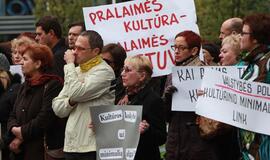 Protestas prieš elgetų atlyginimus - tylusis koncertas