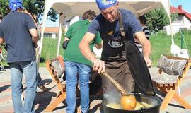 Šilutėje kunkuliavo žuvienės puodai