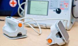 Siūloma viešose vietose įdiegti automatinius išorinius defibriliatorius