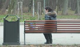 Pagrasino metaliniu strypu ir pagrobė telefoną