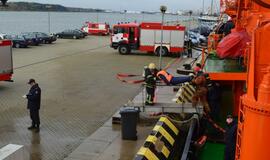 Kariniame laive imituotas gaisras