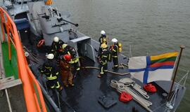 Kariniame laive imituotas gaisras