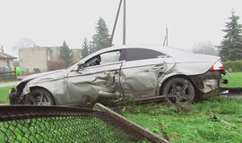 Tilvikuose ant tvoros pakibo prabangus "Mercedes"