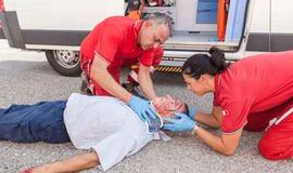 Vakarais smogia per galvą ir apiplėšia