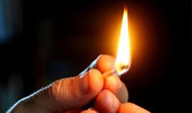 Buvusioje fabriko teritorijoje užsiliepsnojo medžio drožlės