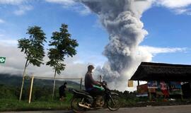 Dėl ugnikalnio išsiveržimo tūkstančiai žmonių Indonezijoje paliko savo namus