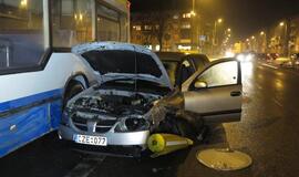 Dužo automobiliai, virto šviesoforas, lūžo kelio ženklas