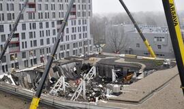 Gelbėtojai tęsia darbą apgriuvusiame "Maxima" pastate