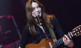 Karla Bruni Sarkozi grįžo į muzikos sceną
