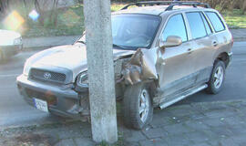 Nepatyręs vairuotojas trenkėsi į stulpą