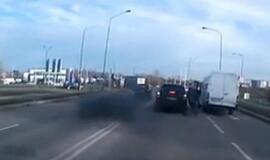 Pagauk "gaidelį" kelyje: net dūmai rūko...