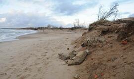 Baltijos jūra graužia Melnragės krantus