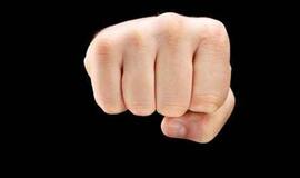 Prieš motiną - smūgiai žarstekliu ir spyriai kojomis