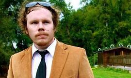 Romano "Tarp pilkų debesų" ekranizacijos scenarijų kurs žinomas Holivudo scenaristas Benas Yorkas Jonesas