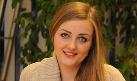 Sniego gniūžtė, jaunimo ridenama per pasaulį