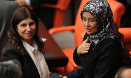 Turkija panaikino draudimą politikėms parlamente dėvėti kelnes