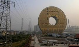 Įspūdingą pastatą vietiniai kinai praminė "pretenzingu turtuolių apskritimu"