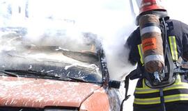 Jūrininkų prospekte apvogtas ir padegtas automobilis