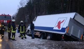 "Maxima" bėdos: sunkvežimis kelionę baigė griovyje