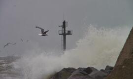 Uosto vartai audros "Ksaveras" metu