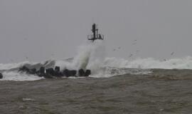 Uosto vartai audros "Ksaveras" metu