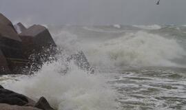 Uosto vartai audros "Ksaveras" metu