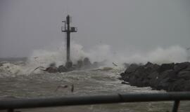 Uosto vartai audros "Ksaveras" metu