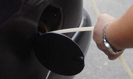 Vagys ne tik ištraukė degalus, bet ir sugadino automobilį