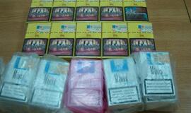 Kontrabandinius rūkalus moteris bandė paslėpti angoje