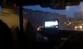 "Mikriuko" vairuotojo aistra - važiuojant žiūrėti TV