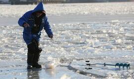 Ledas. Žvejai. Laivas. Inspektoriai