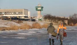 Ledas. Žvejai. Laivas. Inspektoriai