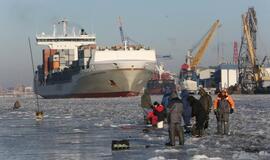 Ledas. Žvejai. Laivas. Inspektoriai