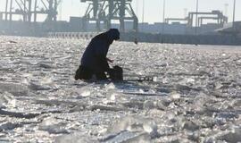 Ledas. Žvejai. Laivas. Inspektoriai