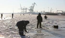 Ledas. Žvejai. Laivas. Inspektoriai