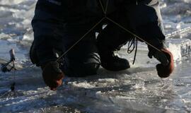 Ledas. Žvejai. Laivas. Inspektoriai