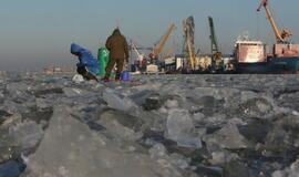 Ledas. Žvejai. Laivas. Inspektoriai