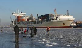 Ledas. Žvejai. Laivas. Inspektoriai