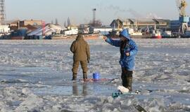 Ledas. Žvejai. Laivas. Inspektoriai