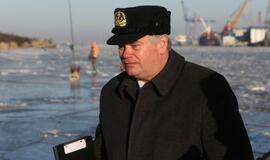 Ledas. Žvejai. Laivas. Inspektoriai