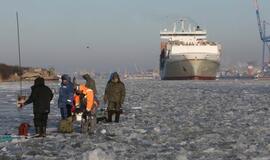 Ledas. Žvejai. Laivas. Inspektoriai