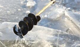 Ledas. Žvejai. Laivas. Inspektoriai